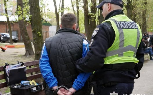 У Хмельницькому поліція затримала чоловіка, який здійснив постріли у дворі житлового будинку