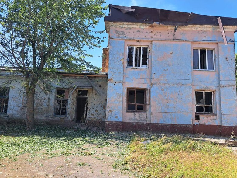 Росіяни з важкої артилерії обстріляли Дніпропетровщину: пошкоджено 7 будинків та 4 лінії електропередач 04