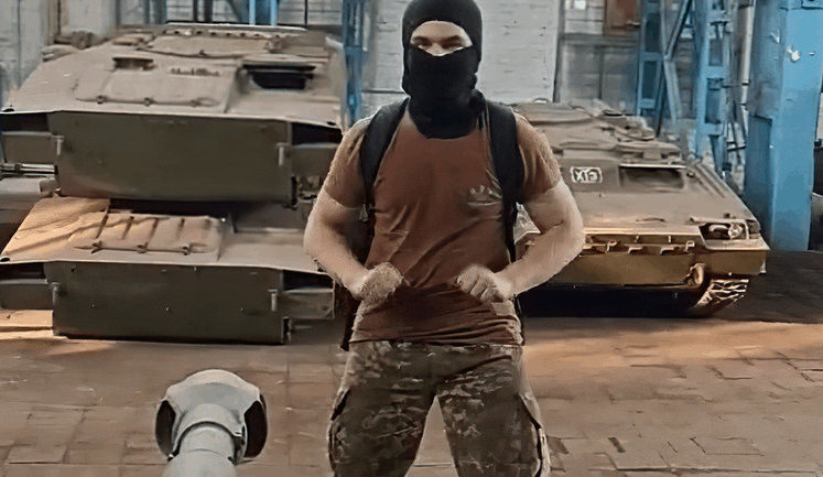 Станцевали на танках: блогеры проникли в цех с военной техникой в Харькове. ВИДЕО