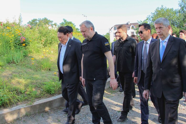 До Києва з неоголошеним візитом прибув президент Південної Кореї Юн Сок Йоль 06