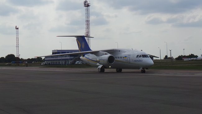Звільнені українці прилетіли до Києва 02