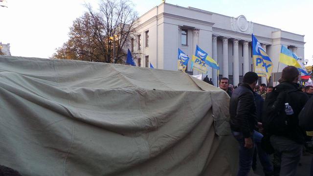 Митингующие начали устанавливать палатки под Радой 14