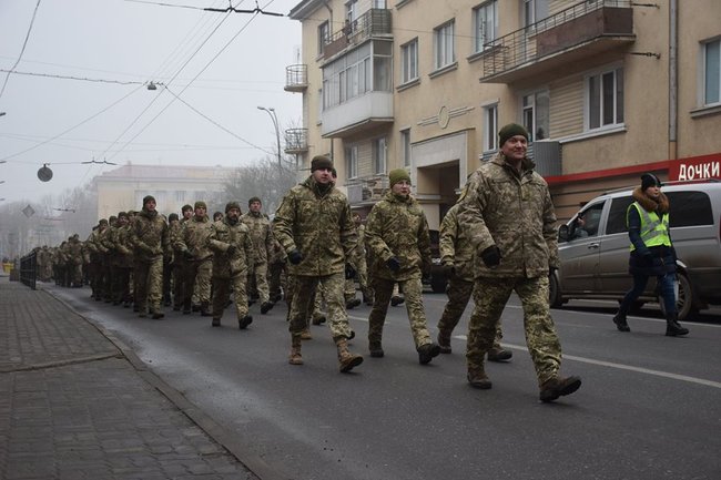 Бійці 44-ї окремої артбригади пройшли урочистим маршем Тернополем після повернення із зони ООС 03 Бійці 44-ї окремої артбригади пройшли урочистим маршем Тернополем після повернення із зони ООС 03