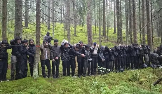 У Латвії на кордоні з Білоруссю знайшли ще один підземний тунель: затримано 28 мігрантів. ФОТО