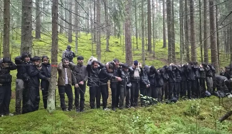 У Латвії на кордоні з Білоруссю знайшли ще один підземний тунель: затримано 28 мігрантів. ФОТО