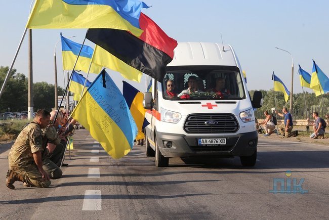 В Херсоне прощаются с погибшей при обстреле санитарного автомобиля на Донбассе Ириной Шевченко 06