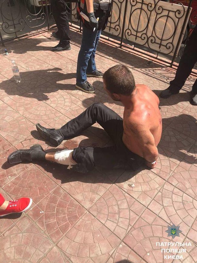 У Києві зі стріляниною затримали чоловіка, який з ножем кидався на патрульних і перехожих, - Нацполіція 02
