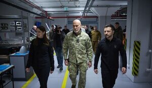 Зеленский показал главе Военного комитета НАТО Каво Драгоне производство украинского дальнобойного оружия. ВИДЕО