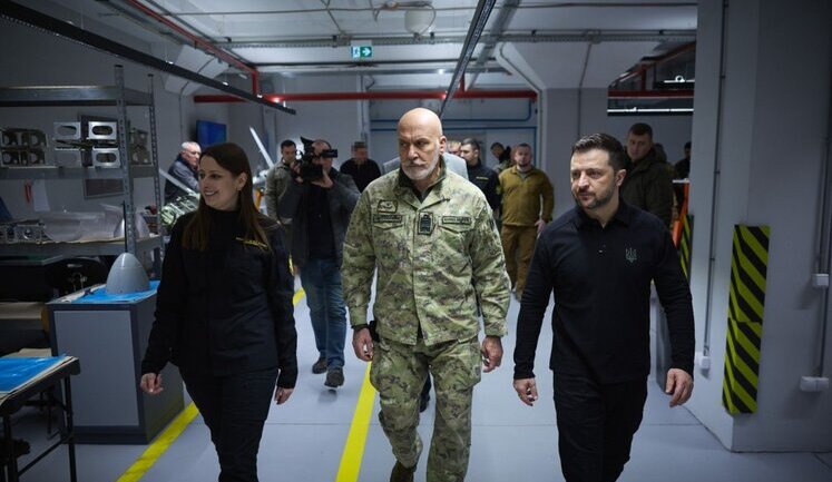 Зеленский показал главе Военного комитета НАТО Каво Драгоне производство украинского дальнобойного оружия. ВИДЕО