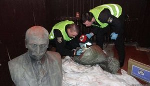 На Черниговщине задержали похитителей памятников Коцюбинскому и Пушкину