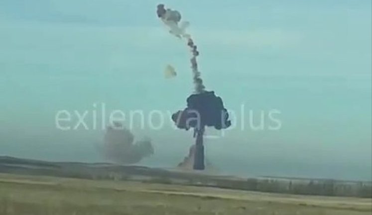 Росіяни спостерігають "отрицательный запуск" ракети та фіолетовий гриб вибуху на полігоні "Ясний" поблизу Оренбурга: "Та ну нах#й! #бать!". ВIДЕО