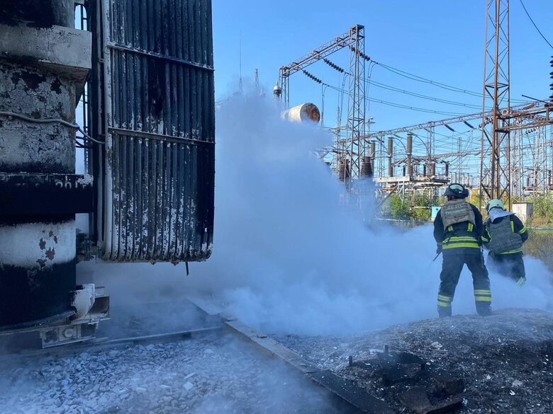 Рашисти зранку завдали удару по Слов’янській ТЕС. Під час гасіння пожежі рятувальники потрапили під обстріл 01 Рашисти зранку завдали удару по Слов’янській ТЕС. Під час гасіння пожежі рятувальники потрапили під обстріл 01