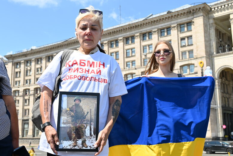 Родные павших защитников Украины потребовали создать под Киевом военное кладбище 08