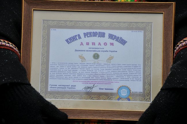 Українські казначеї розгорнули в центрі Києва найдовший прапор України 02