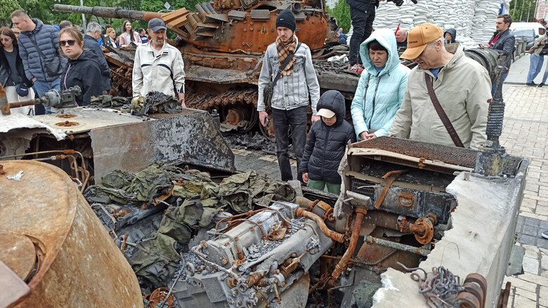Танк, БМД та Тигр: В центрі Києва відкрилась виставка демілітаризованої техніки російських окупантів 09