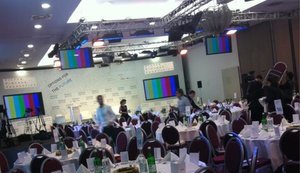 Янукович в Давосе угощает гостей борщом, салом и водкой. ФОТО