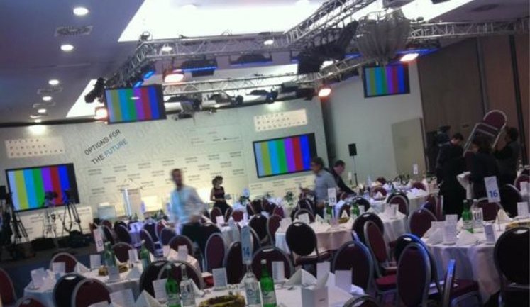 Янукович в Давосе угощает гостей борщом, салом и водкой. ФОТО