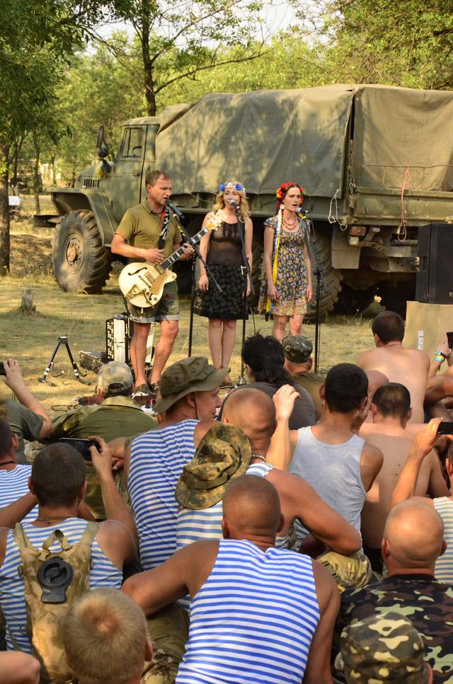 Олег Скрипка: Під Дебальцево тільки-но я заспівав гімн, як почався обстріл 02 Олег Скрипка: Під Дебальцево тільки-но я заспівав гімн, як почався обстріл 02