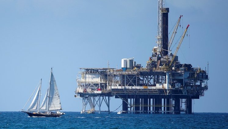 Цены на нефть упали до минимума за 17 лет