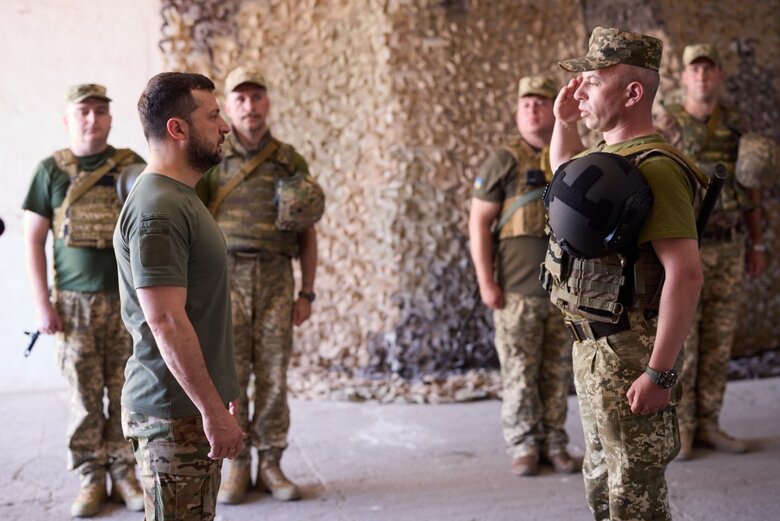 Зеленский посетил передовые позиции на Днепропетровщине и вручил военным государственные награды 01
