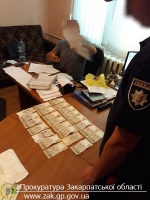 Співробітника карного розшуку затримано на Закарпатті під час одержання 11,5 тис. грн хабара, - прокуратура 01 Співробітника карного розшуку затримано на Закарпатті під час одержання 11,5 тис. грн хабара, - прокуратура 01