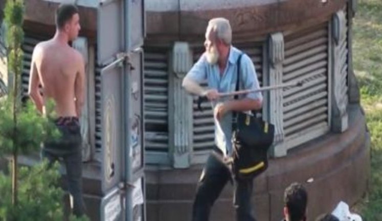 Літній чоловік побив хлопця, який справляв малу нужду в центрі Києва. ВIДЕО
