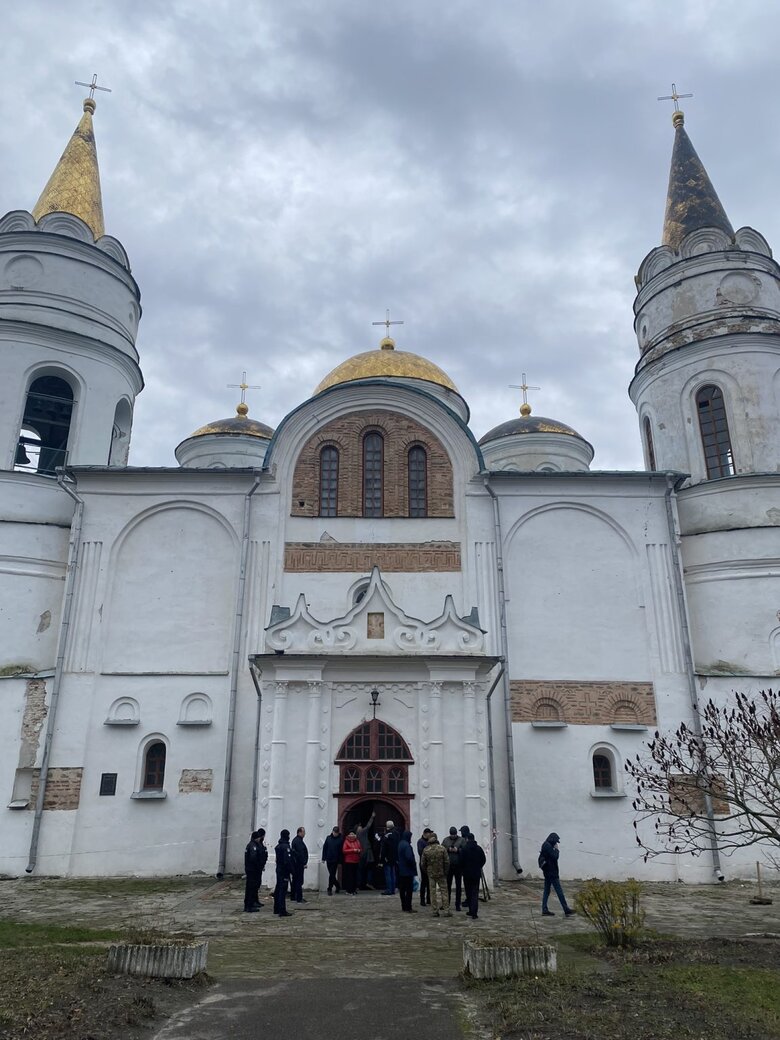 Священник УПЦ МП укусил военного в центре Чернигова 07