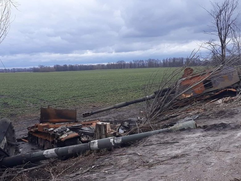 Залишки колони 90-ї танкової дивізії окупантів, яку ЗСУ знищили на Чернігівщині 02
