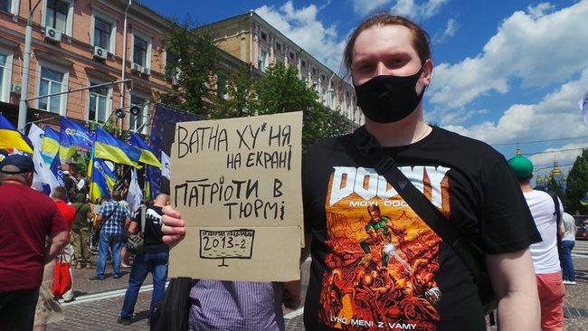 Після акції під ДБР багатотисячна хода попрямувала до Печерського суду на підтримку Порошенка і проти політичних репресій 03