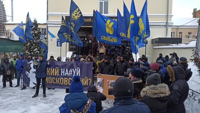 Який на#уй Московський? і Зеленський, закрий суд: активісти пікетували Окружний адмінсуд Києва 01