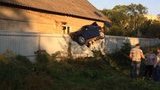 Полицейский на BMW протаранил ограждение и повис на заборе в Черновцах. ФОТО