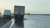 "Ми приїхали на море!": Вода затопила ділянки траси Київ-Харків. ВIДЕО