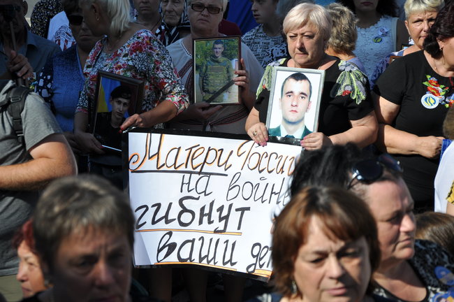 Ilovaisk tragedy anniversary: relatives of fallen servicemen picketing Russian embassy in Kyiv 23