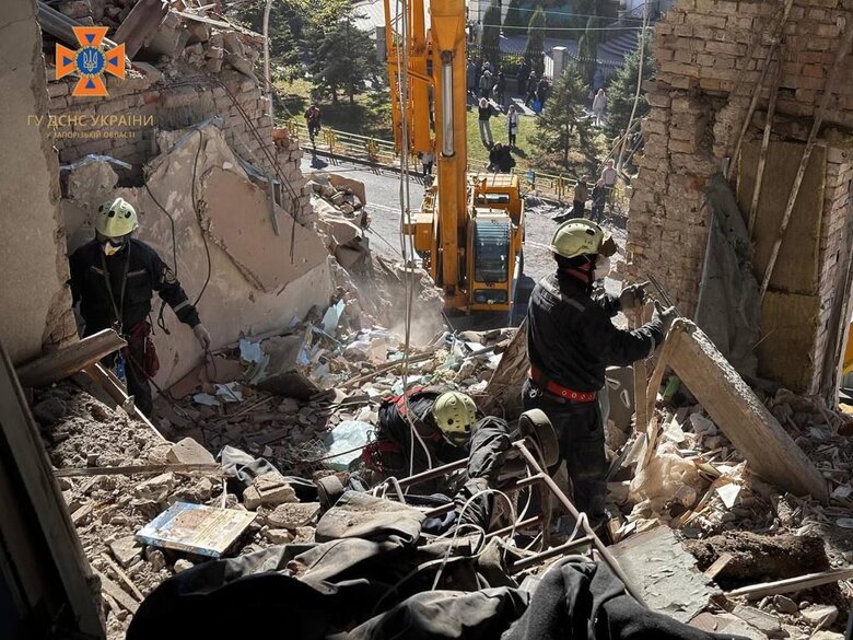 Rescue operation completed at site of missile attack on Zaporizhzhia 05