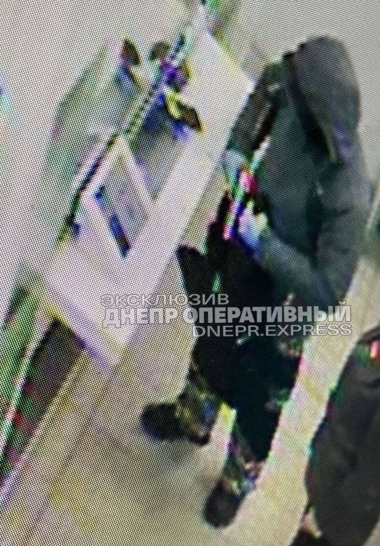 Вооруженный мужчина ограбил ПриватБанк в Днепре 02