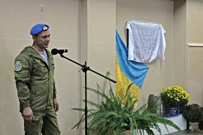 Меморіальну дошку українському воїну Денису Синюку встановили в Полтавському політехнічному коледжі 03