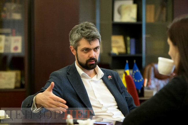 Місцева влада зазвичай видихає з легкістю, коли хтось самостійно демонтує об’єкти, що підлягають декомунізації, - директор Інституту нацпам’яті Антон Дробович 01