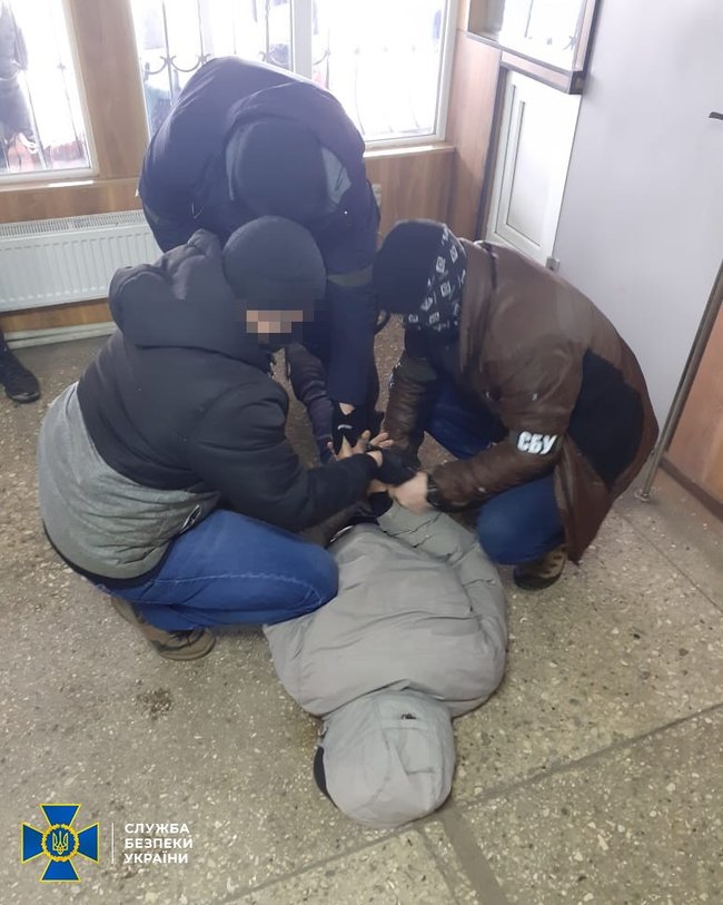 Ukrainian counterintelligence officers detain two FSB agents 01
