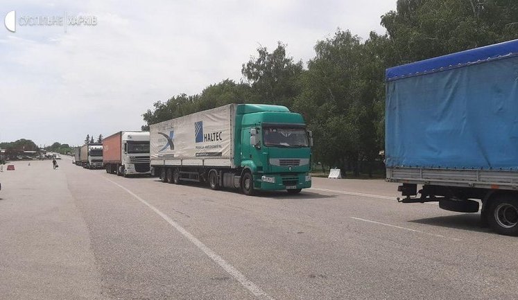 Уже несколько дней десятки грузовиков скапливаются перед пунктом пропуска "Гоптовка" на выезд в РФ. ВИДЕО+ФОТО