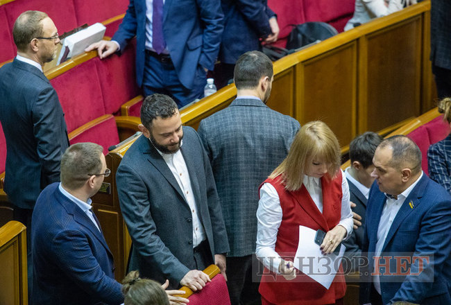 Вітальний поцілунок Стефанчука і Третьякової, замислена Тимошенко і розпростерті обійми Федини для Вятровича, - робота ВР 3 грудня 17