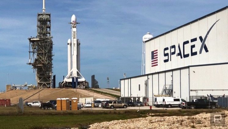 SpaceX успешно запустила самую мощную ракету в мире. ВИДЕО