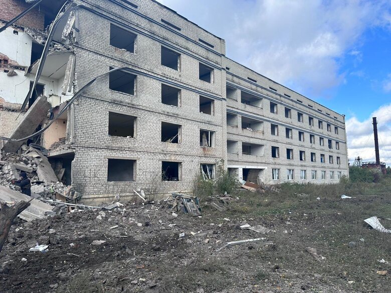 Росіяни за добу обстріляли 14 населених пунктів Донеччини. Зафіксовано 40 руйнувань будинків, школи, фільтрувальної станції 06