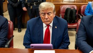 Zelenskyy wanted to give Trump iPad showing situation on front, but he didn’t come to conference, - FT