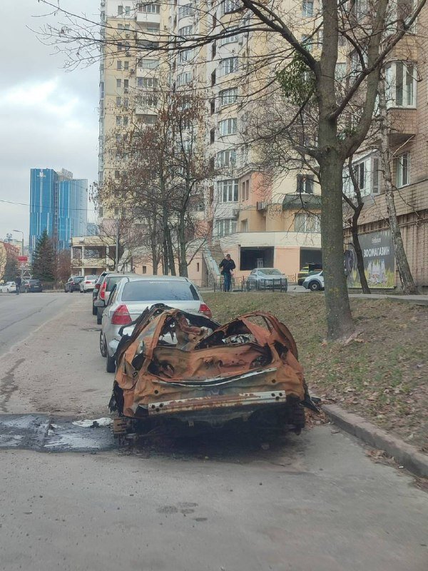 Cars damaged by Russian shelling will be removed from Kyiv streets