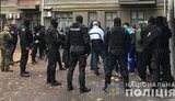 Дубинки, балаклавы, газовые баллончики и оружие: в центре Киева полицейские задержали группу молодых людей с запрещенными предметами. ФОТОрепортаж