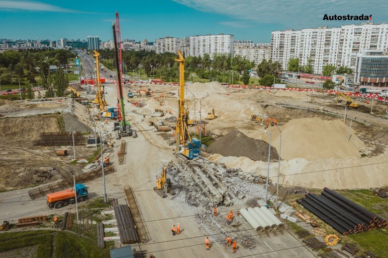 У Києві біля станції метро "Чернігівська" демонтували аварійний міст