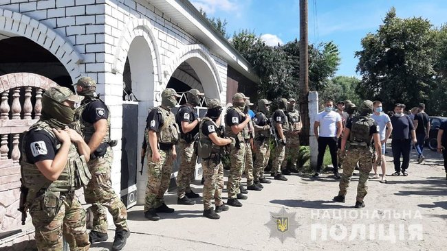 Дом ромов забросали камнями и яйцами на Харьковщине 01