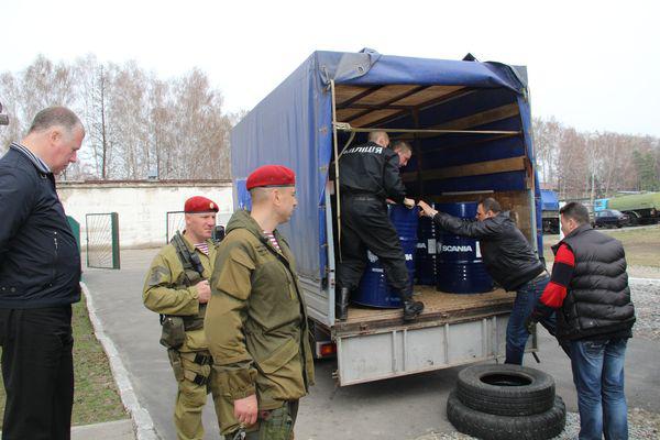 помощь военнослужащие партия солдаты вооруженные европейская силы топливо