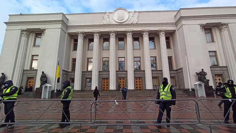 В Києві протестували антивакцинатори: QR-коди на плакатах ведуть на сайт Єдиної Росії 18
