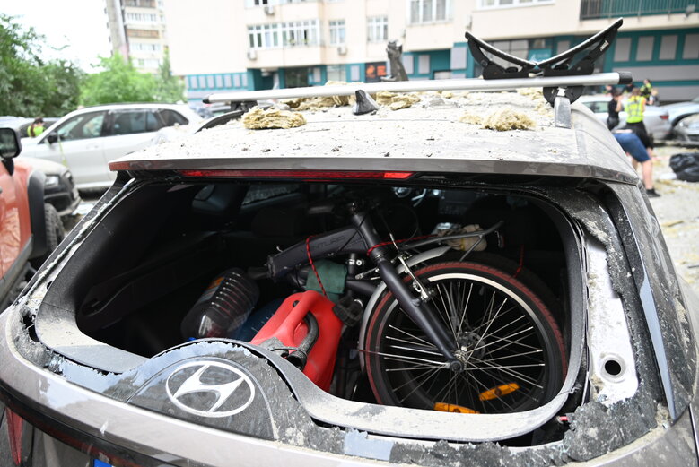 Последствия падения обломков вражеской ракеты на многоэтажку в Соломенском районе Киева 49